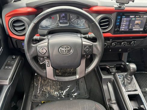 Used 2017 Toyota Tacoma TRD Sport AWD/4WD image 11