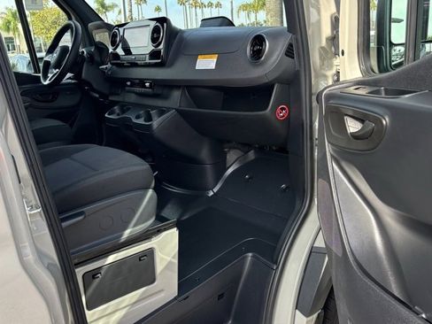 Used 2025 Mercedes-Benz Sprinter 2500 image 27