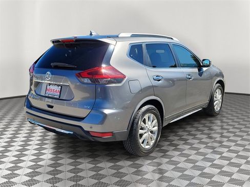 Used 2020 Nissan Rogue SV image 2