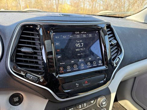 Used 2019 Jeep Cherokee Limited image 16