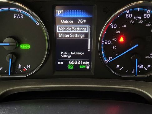 Used 2018 Toyota RAV4 SE AWD/4WD image 2