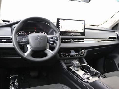 Used 2025 Mitsubishi Outlander SE image 4