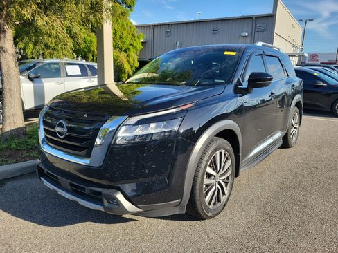 Used 2022 Nissan Pathfinder Platinum w/ Cargo Package AWD/4WD image 1