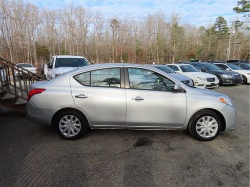 Used 2012 Nissan Versa SV image 6