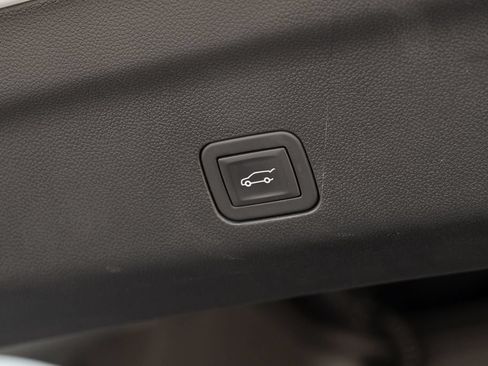 Used 2025 GMC Yukon AT4 AWD/4WD image 48