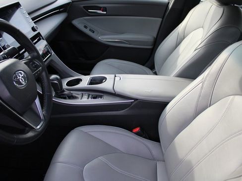 Used 2019 Toyota Avalon Limited image 5