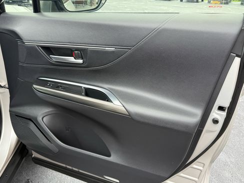 Used 2021 Toyota Venza XLE image 16