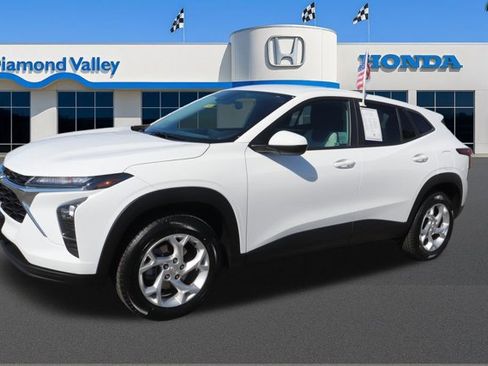 Used 2024 Chevrolet Trax LS w/ LS Convenience Package image 3