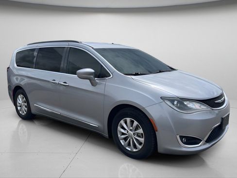 Used 2017 Chrysler Pacifica Touring-L FWD image 2