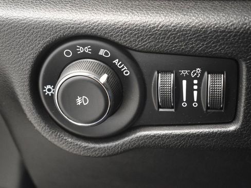 Used 2017 Chrysler Pacifica Limited image 35