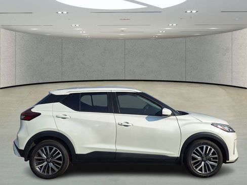 Used 2023 Nissan Kicks SV image 6