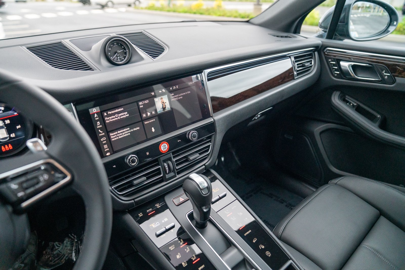 Certified 2026 Porsche Macan AWD/4WD image 16