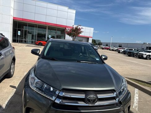 Used 2019 Toyota Highlander Limited FWD image 4