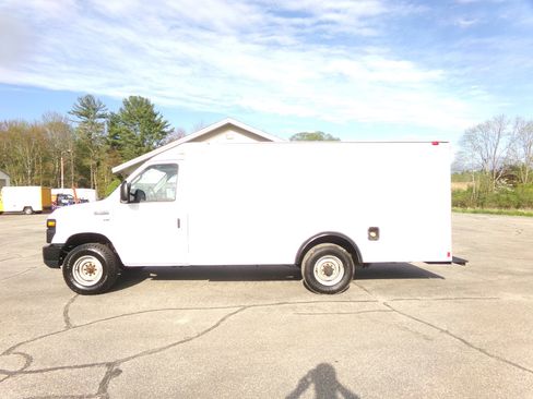 Used 2014 Ford E-350 and Econoline 350 Super Duty w/ Power Windows & Locks Group image 2