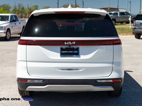 Used 2024 Kia Carnival LX image 7