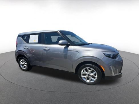 Used 2025 Kia Soul LX w/ LX Technology Package FWD image 2