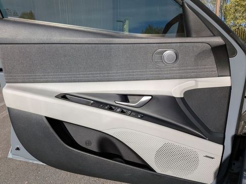 Used 2023 Hyundai Elantra Limited image 13