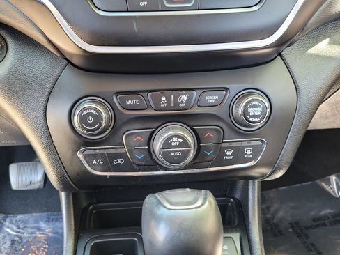 Used 2019 Jeep Cherokee Latitude Plus w/ Comfort/Convenience Group FWD image 21