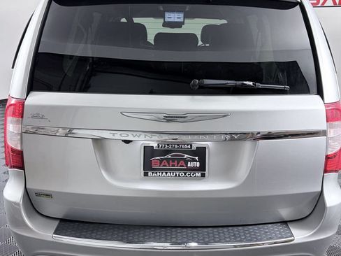 Used 2012 Chrysler Town & Country Touring w/ Entertainment Group #1 FWD image 4