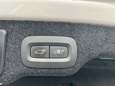 Used 2018 Volvo S90 T8 Inscription w/ Convenience Package AWD/4WD image 18