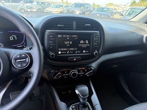 Used 2025 Kia Soul LX w/ LX Technology Package FWD image 17