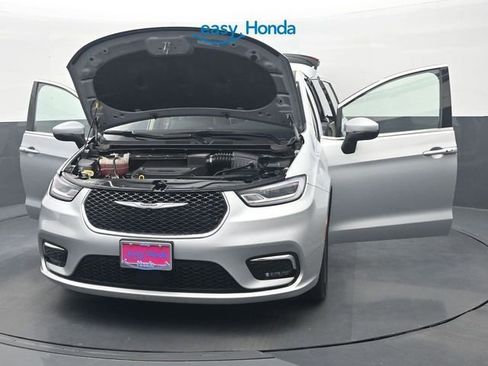 Used 2023 Chrysler Pacifica Touring-L FWD image 37