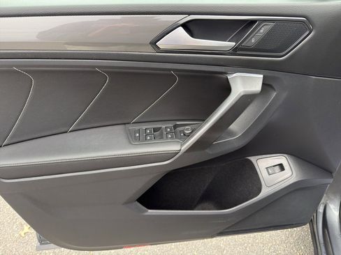 Used 2022 Volkswagen Tiguan SE image 9