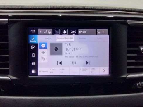 Used 2023 Chrysler Voyager LX image 28