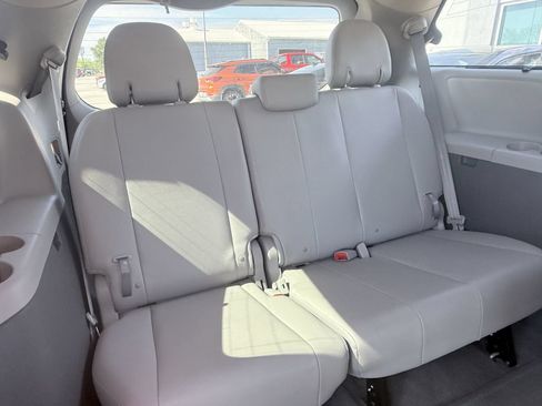 Used 2017 Toyota Sienna XLE w/ XLE Navigation Package FWD image 16