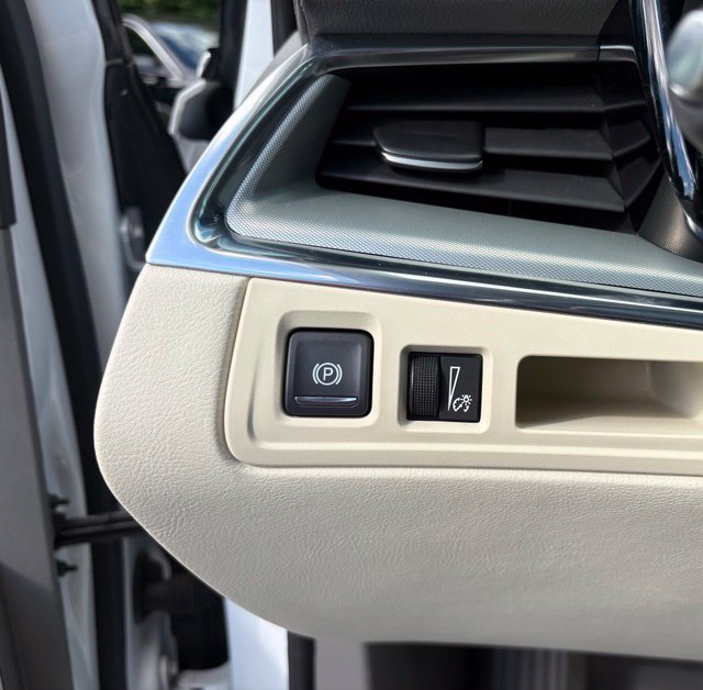Used 2020 Cadillac XT5 Premium Luxury w/ LPO, Floor Liner Package FWD image 33