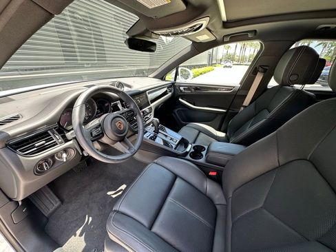 Certified 2025 Porsche Macan AWD/4WD image 4