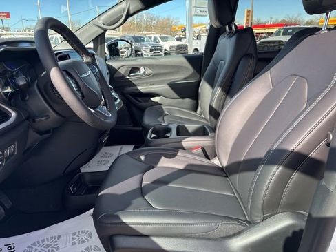 New 2026 Chrysler Pacifica Select FWD image 15