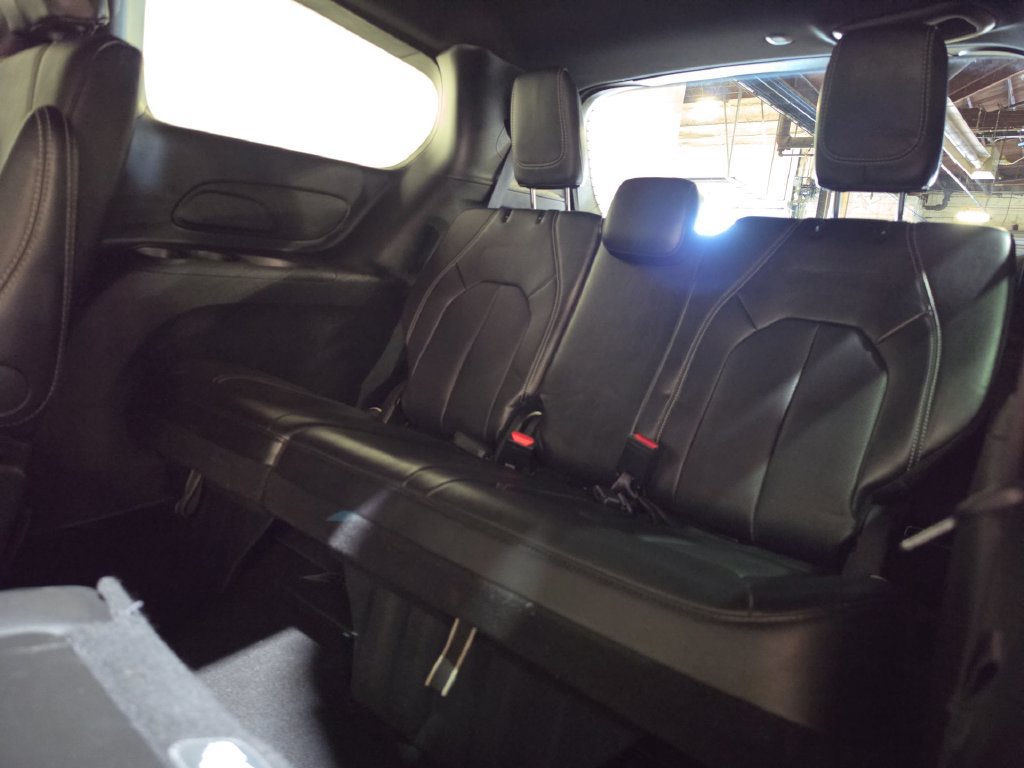 Used 2025 Chrysler Pacifica Select FWD image 24