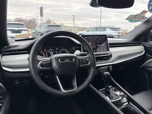 Used 2024 Jeep Compass Limited image 19