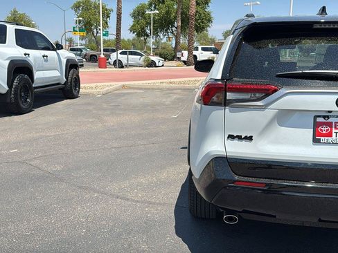 Used 2025 Toyota RAV4 XSE AWD/4WD image 8