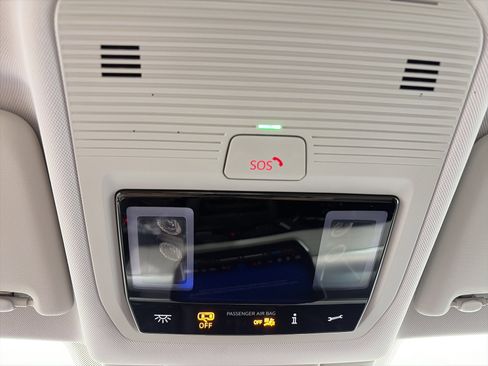 Used 2025 Volkswagen Tiguan SE image 32