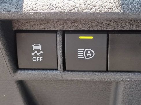 Used 2024 Toyota Sienna XLE FWD image 23