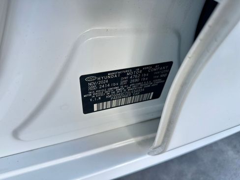 Used 2025 Genesis G70 2.5T image 29