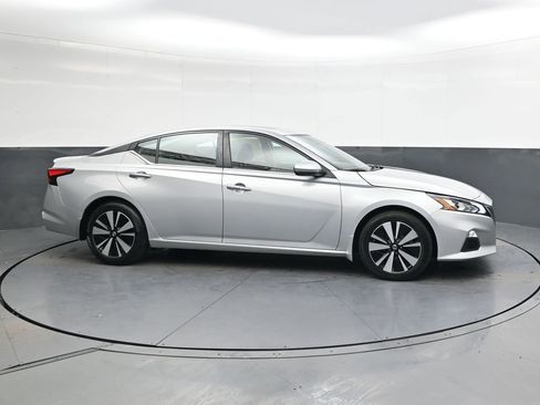 Used 2021 Nissan Altima 2.5 SV w/ SV Premium Package image 3