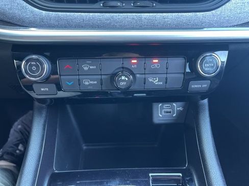 Used 2023 Jeep Compass Latitude AWD/4WD image 16