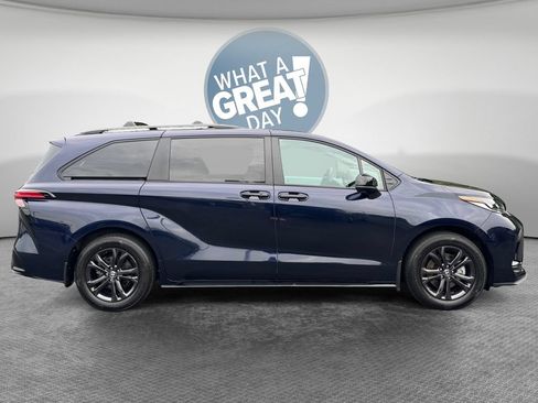 Used 2025 Toyota Sienna XSE w/ XSE Plus Package AWD/4WD image 2