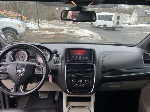 Used 2018 Dodge Grand Caravan SXT image 34