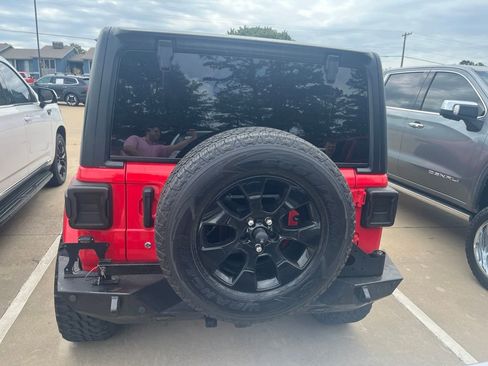 Used 2018 Jeep Wrangler Unlimited Sahara AWD/4WD image 4
