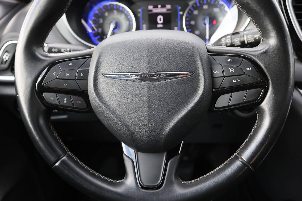Used 2018 Chrysler Pacifica Touring Plus w/ S Appearance Package FWD image 19