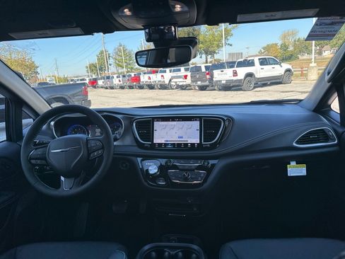 New 2026 Chrysler Pacifica Select image 2