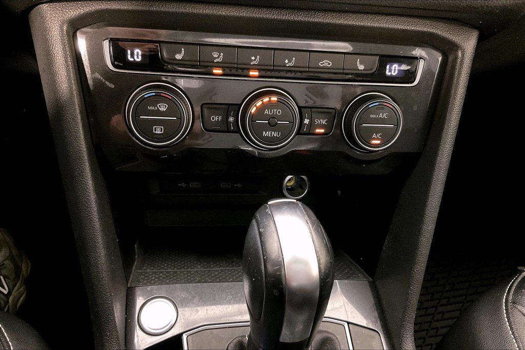Used 2021 Volkswagen Tiguan SE w/ Panoramic Sunroof Package FWD image 29