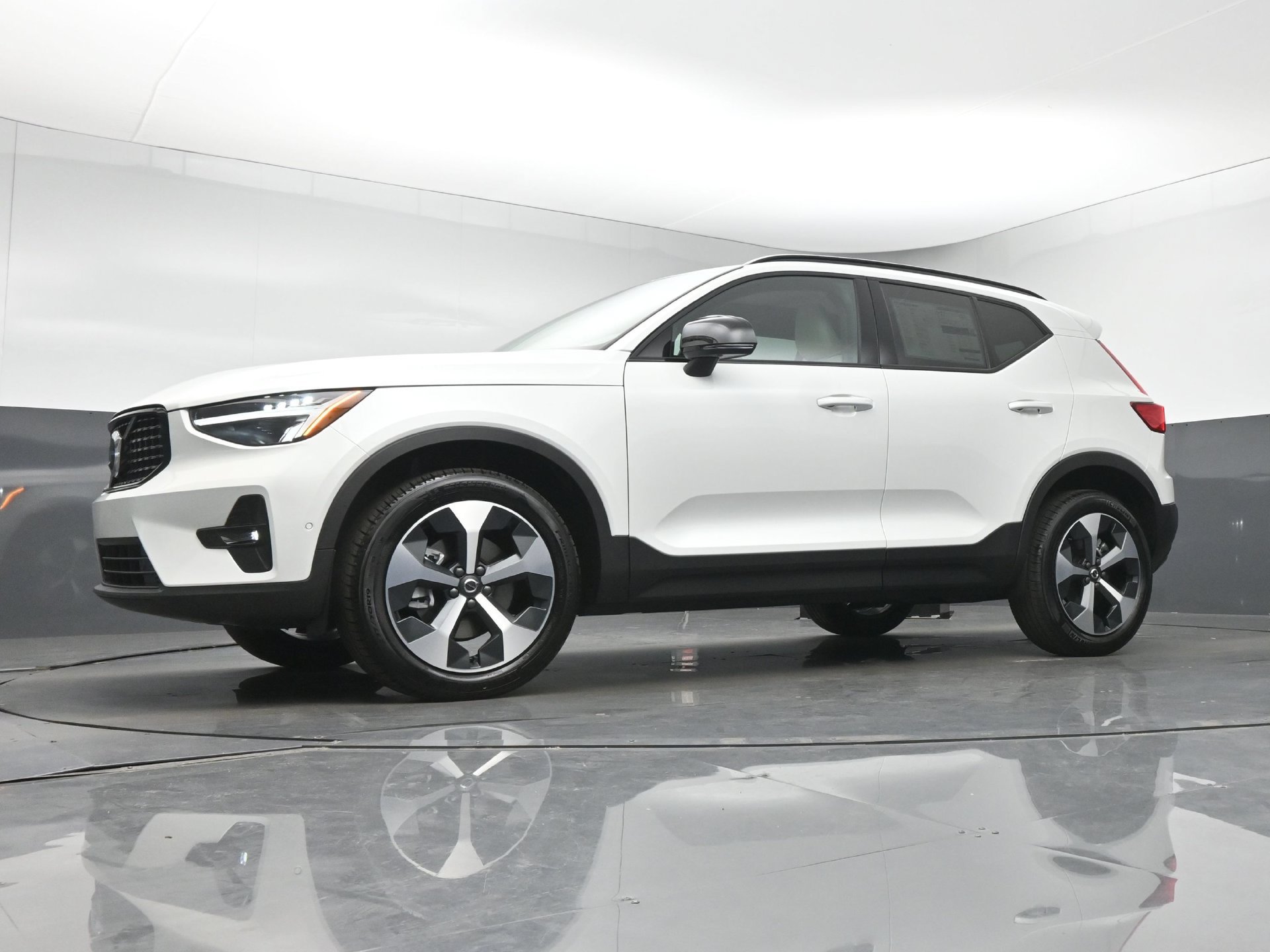 New 2026 Volvo XC40 B4 Plus w/ Protection Package Premier FWD image 38