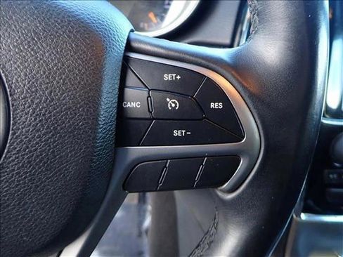 Used 2019 Jeep Grand Cherokee Laredo w/ 18" Wheel & 8.4" Radio Group image 15