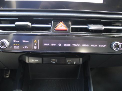 New 2025 Kia Niro EX Touring image 38