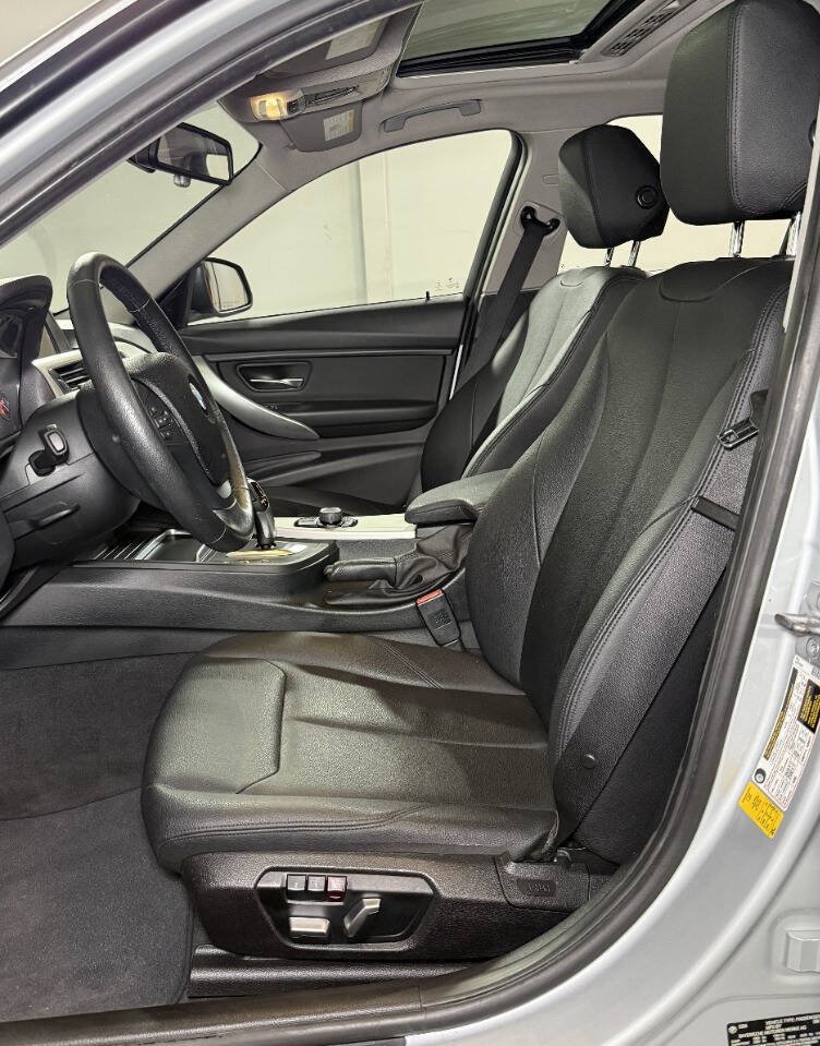 Used 2017 BMW 320i Sedan RWD image 9